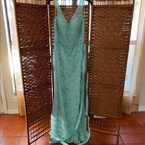 Chic Lace Maxi Dress in Teal